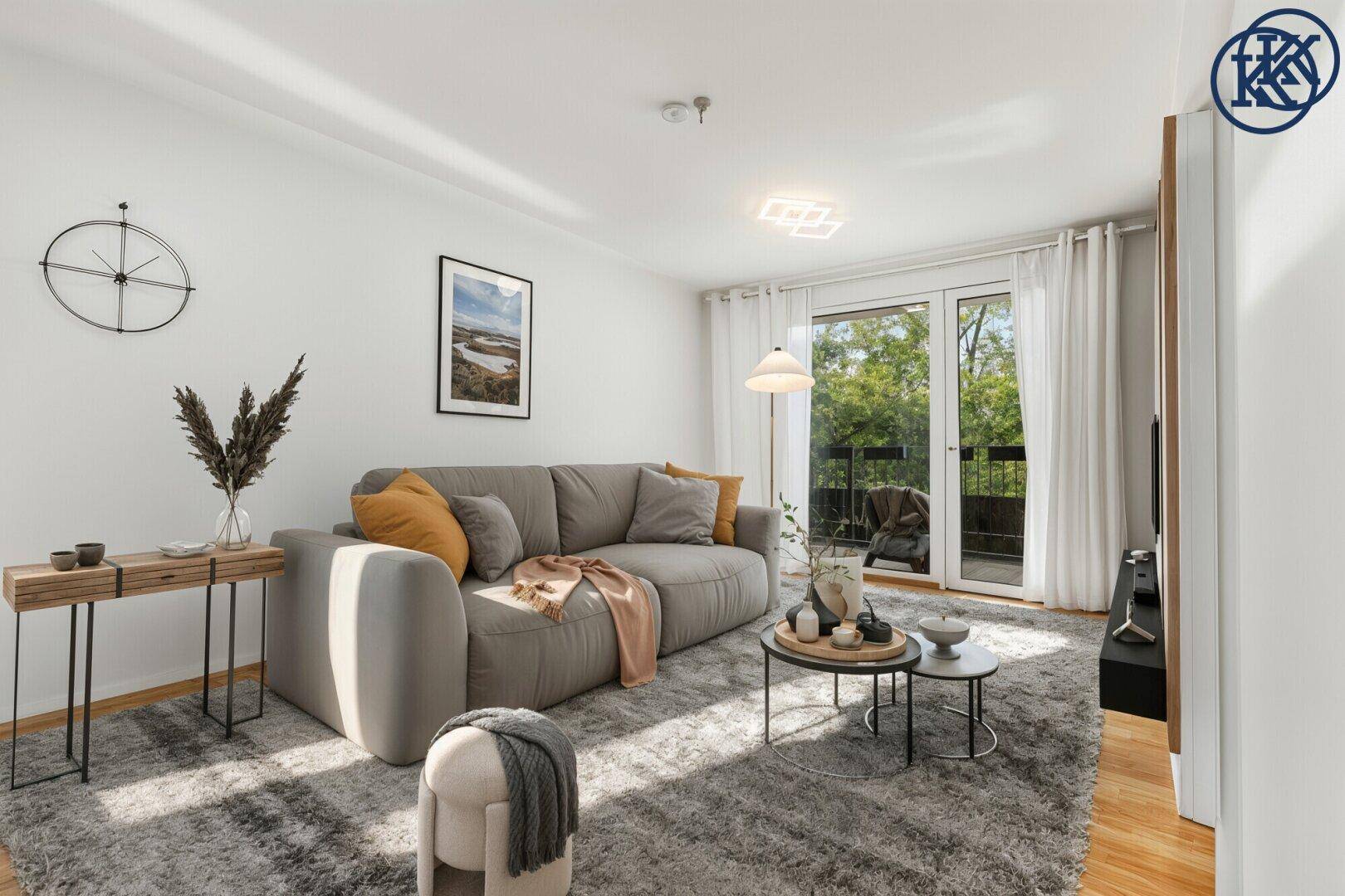 Helles Wohnzimmer mit bequemem Sofa, modernem Teppich und direktem Balkonzugang.