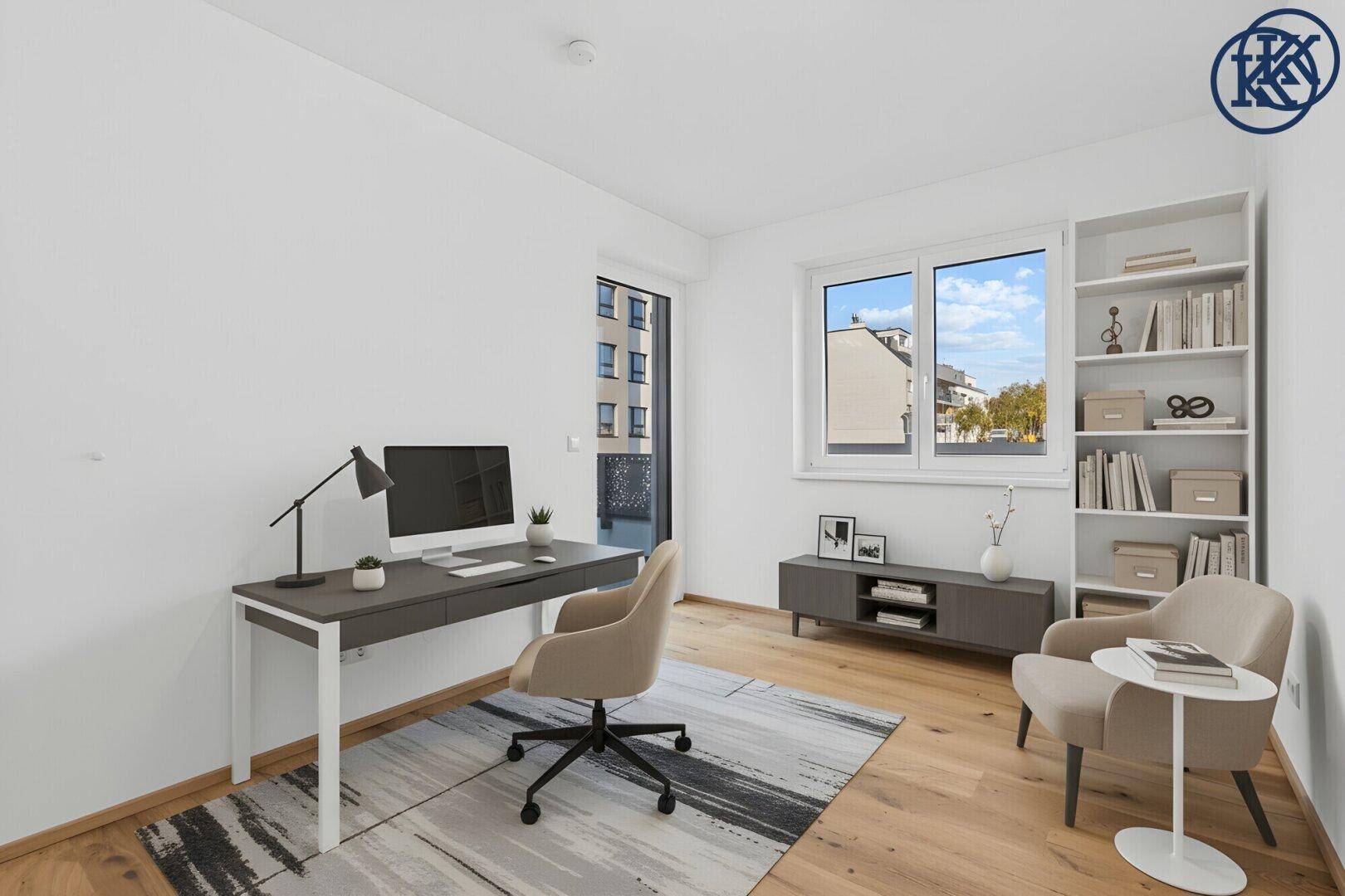 Helles Büro mit Holzboden, modernem Schreibtisch und Bücherregal, mit Blick nach draußen.