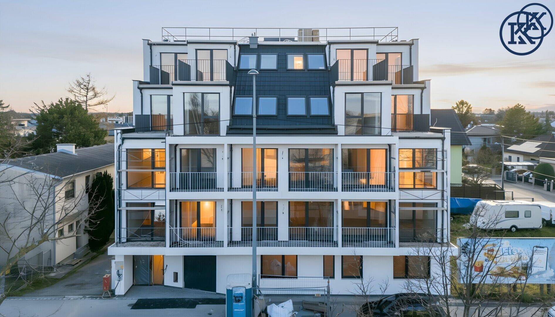 Neubau-Wohngebäude mit vielen Fenstern und Balkonen in einer städtischen Umgebung.