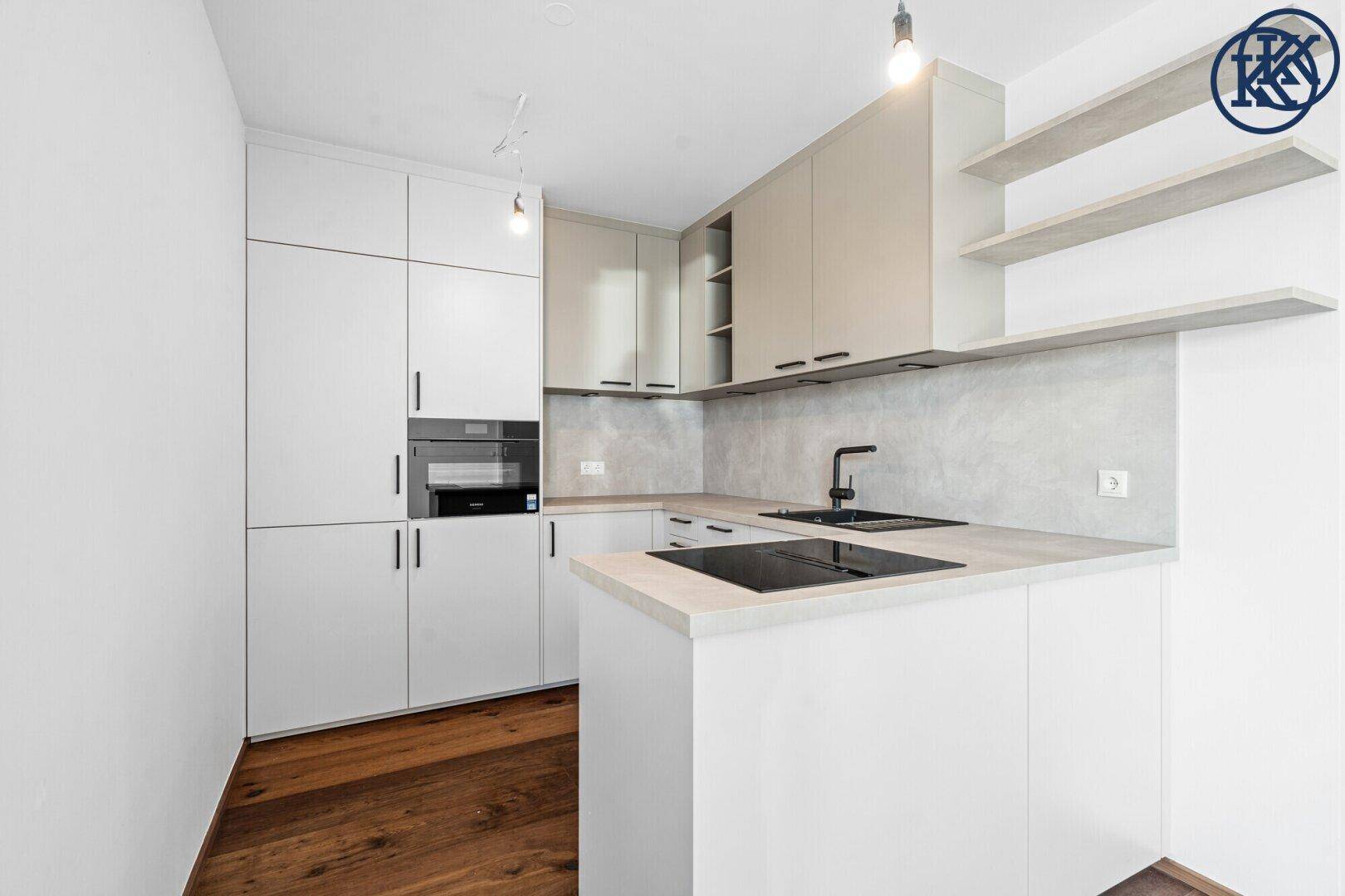 Moderne Einbauküche mit weißen und beigen Schränken, Induktionskochfeld und Backofen.