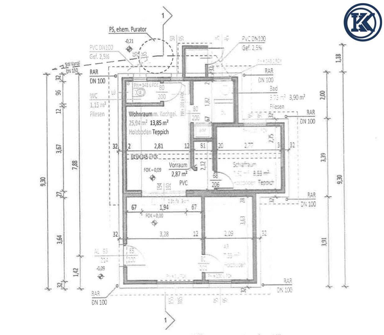 Detaillierter Grundriss mit Raumaufteilung, Maßen und Teppichboden in Wohn- und Schlafzimmer.