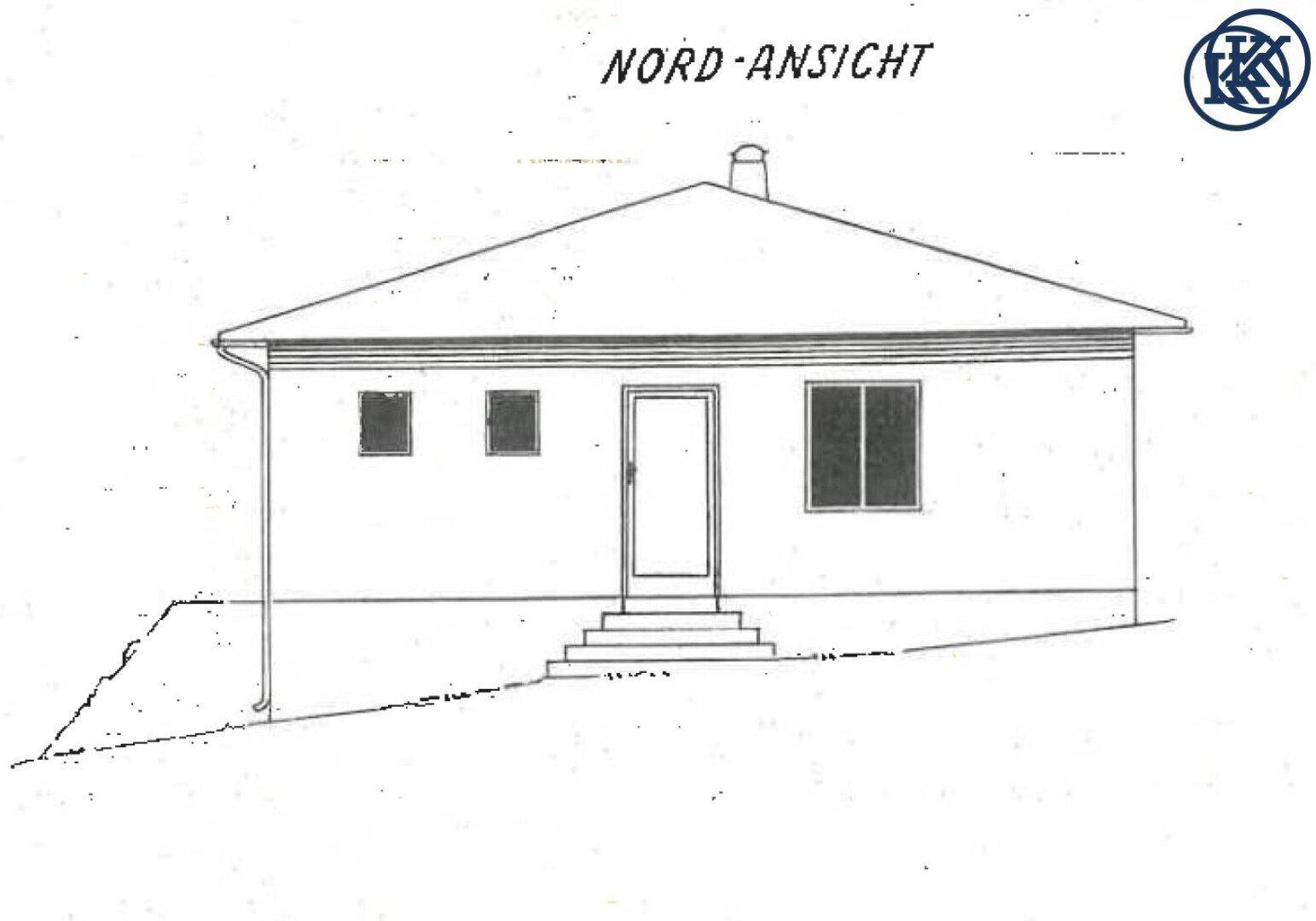 Nordansicht des Hauses mit Eingangstür und Fenstern, zeigt die Fassadengestaltung.