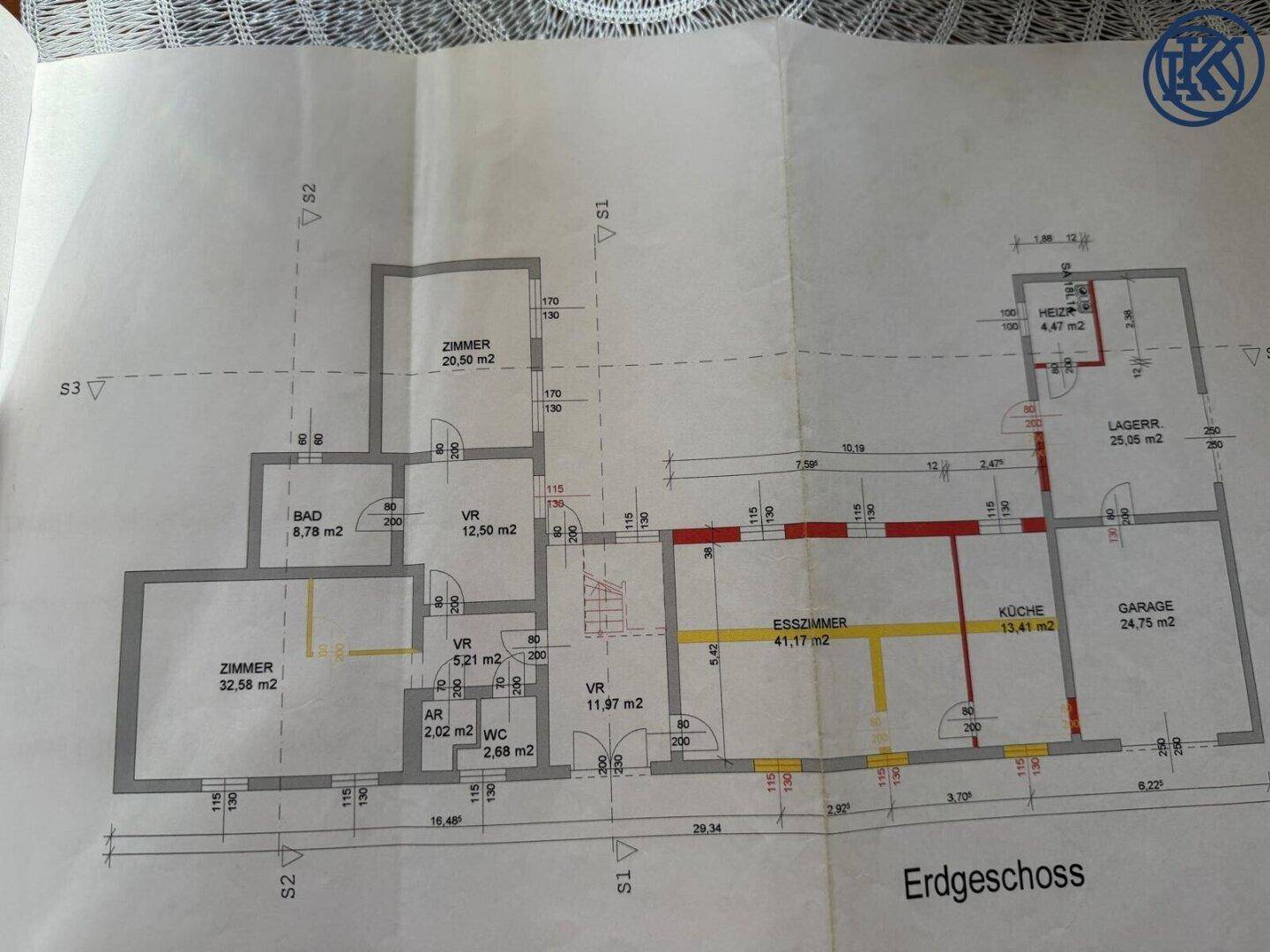 Grundriss des Erdgeschosses mit Zimmeraufteilung, Bad, WC, Esszimmer und Garage.