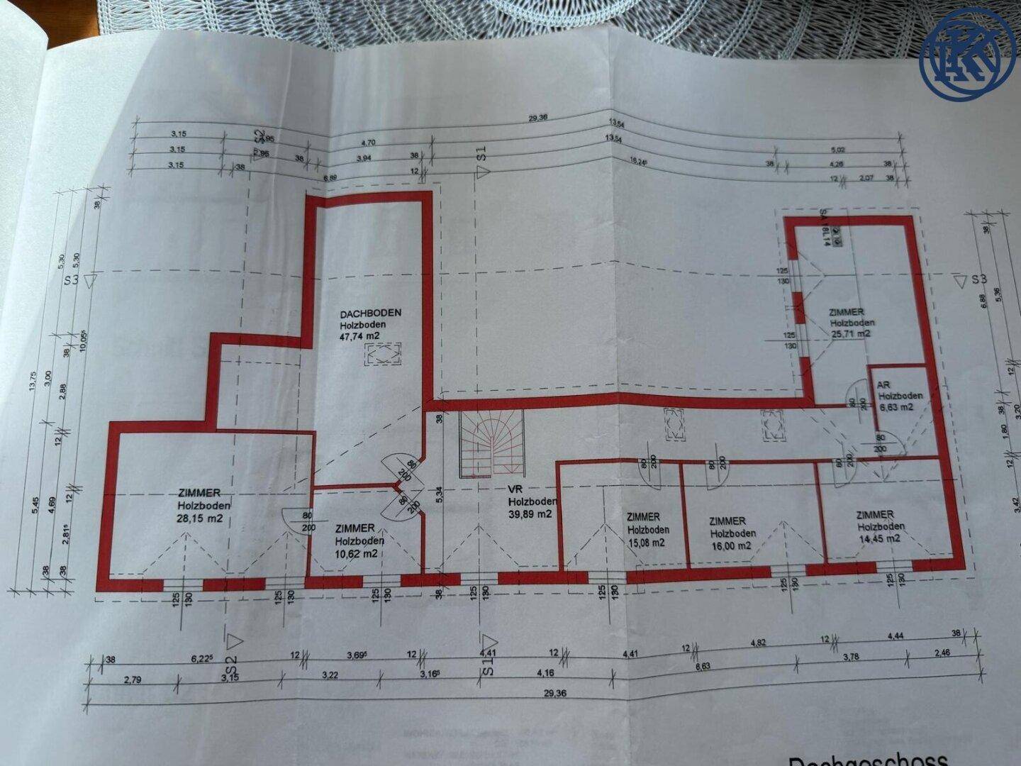 Grundriss des Dachgeschosses mit mehreren Zimmern, Dachboden und Holzfußböden.