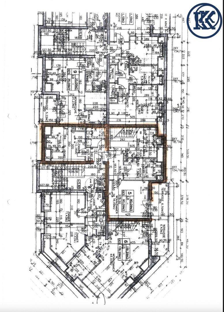 Detaillierter Grundrissplan eines Gebäudeteils mit mehreren Wohneinheiten und Terrassenbereichen.