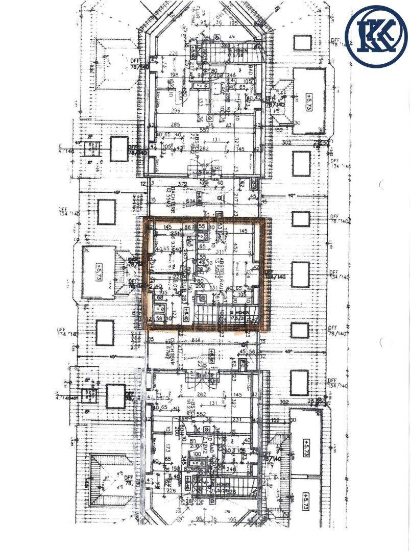 Übersichtlicher Grundrissplan eines weiteren Stockwerks mit verschiedenen Wohneinheiten und Balkonen.