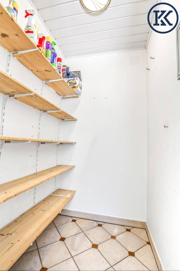 Heller Abstellraum mit Holzregalen und gefliestem Boden, bietet viel Stauraum.