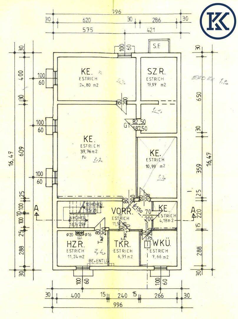 Handgezeichneter Grundriss einer weiteren Etage mit verschiedenen Räumen, darunter Schlafzimmer und Technikräume.
