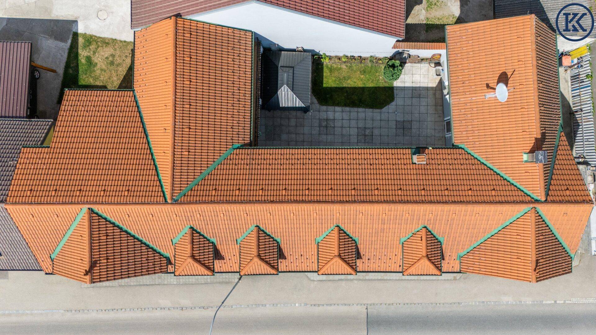 Vogelperspektive des Anwesens mit Ziegeldächern und Innenhof.