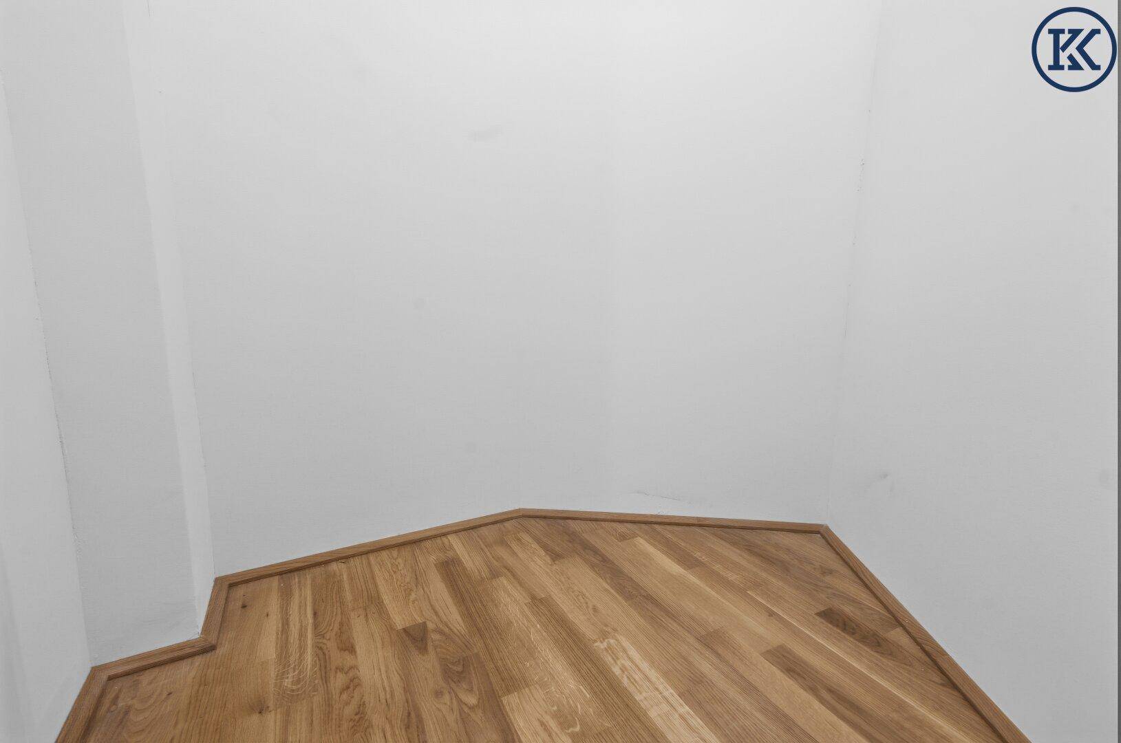 Kleiner Abstellraum mit Parkettboden, ideal für zusätzlichen Stauraum.