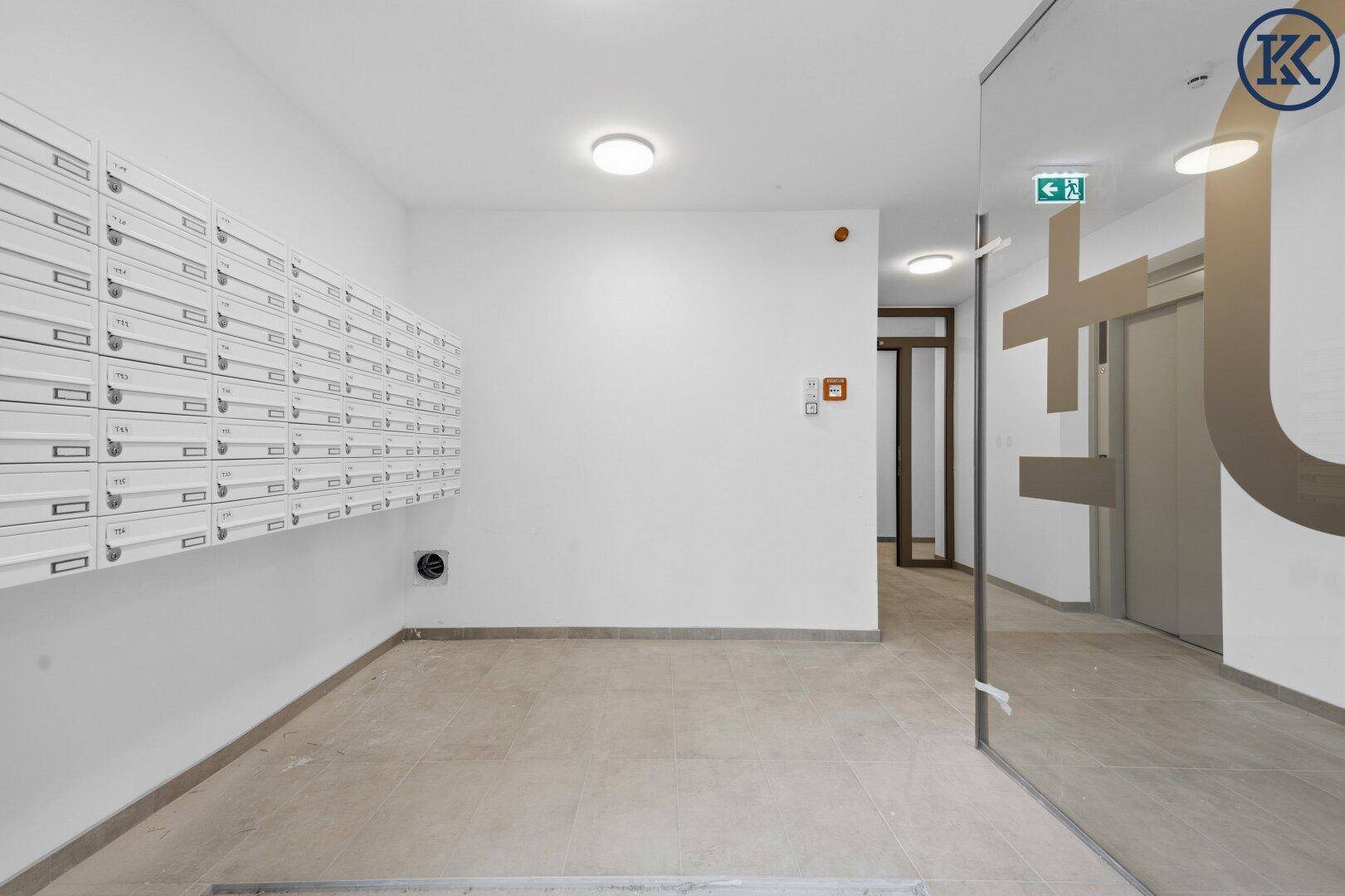 Heller Eingangsbereich mit Briefkästen und Zugang zu den Wohnungen.