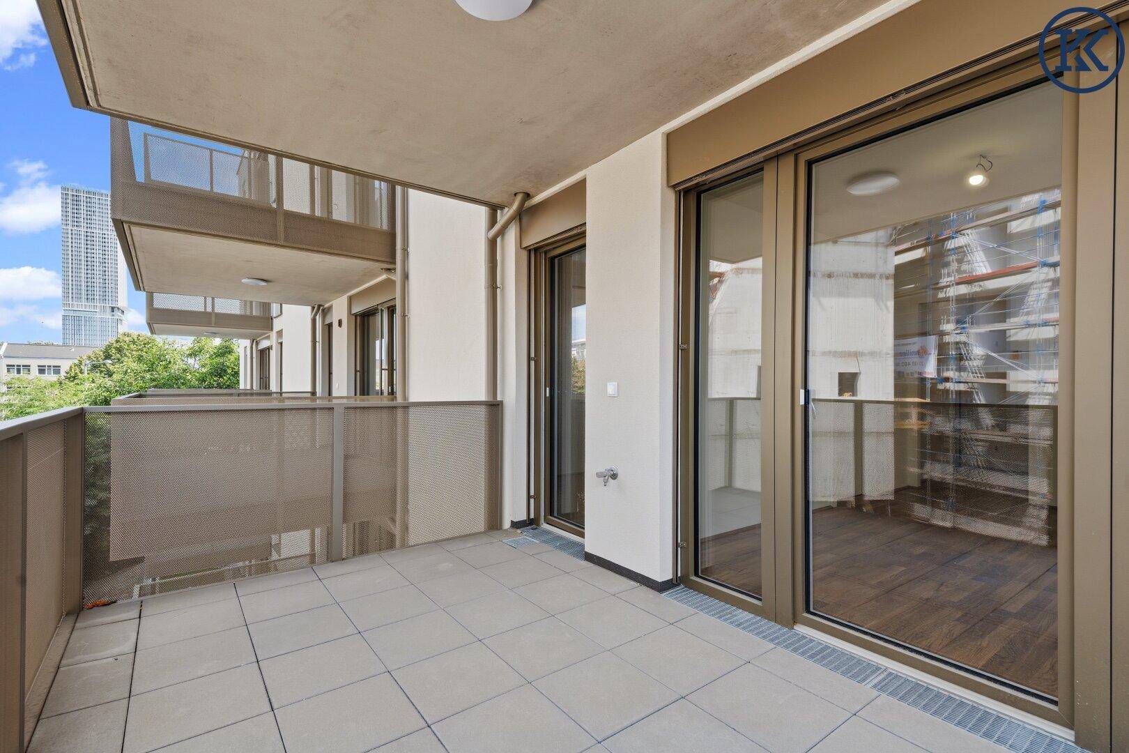 Geräumiger Balkon mit Fliesenboden und moderner Brüstung, ideal für entspannte Stunden.