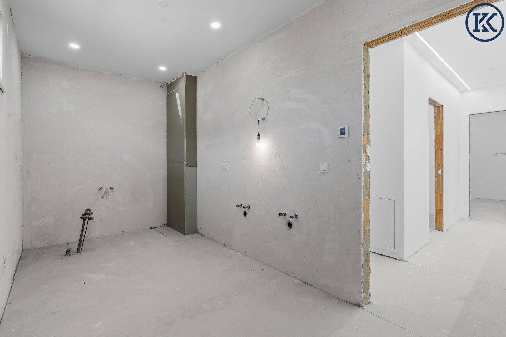Raum im Rohbau mit sichtbaren Rohrleitungen und Installationsschacht, bereit für den Ausbau.