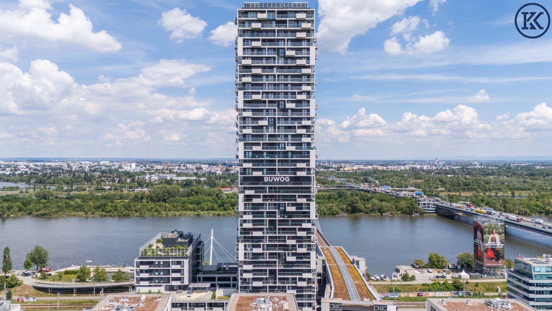 Beeindruckendes Hochhaus mit moderner Architektur und weitem Blick über die Stadt und den Fluss.