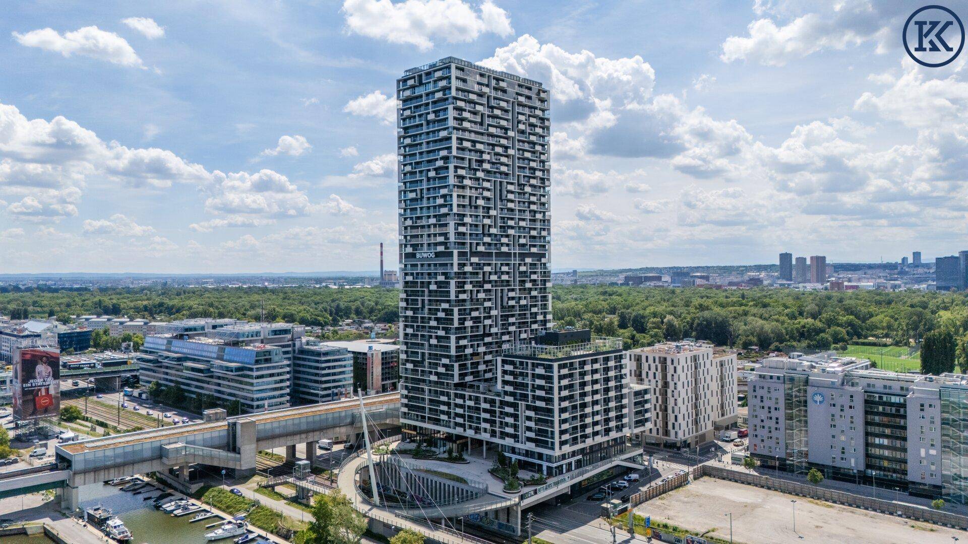 Moderner Wohnkomplex mit umliegender Infrastruktur und weitem Blick über die Stadt.