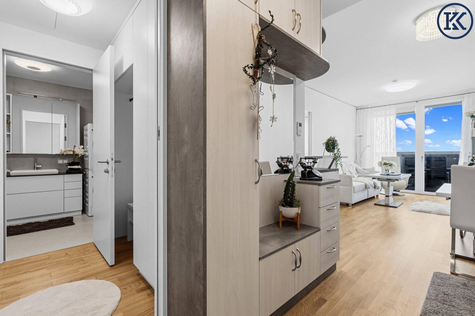 Heller Flur mit Holzfußboden, der zum Wohnbereich und Badezimmer führt.