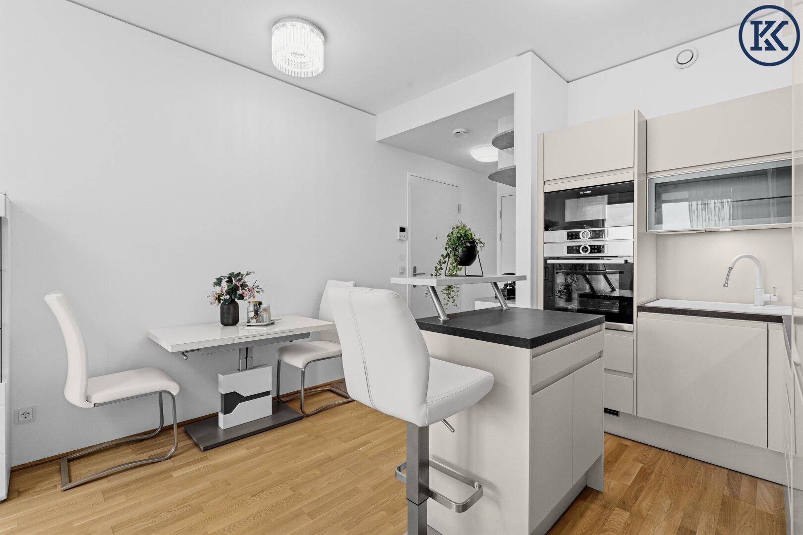 Moderne Küche mit Frühstücksbar und angrenzendem Essbereich für gesellige Mahlzeiten.