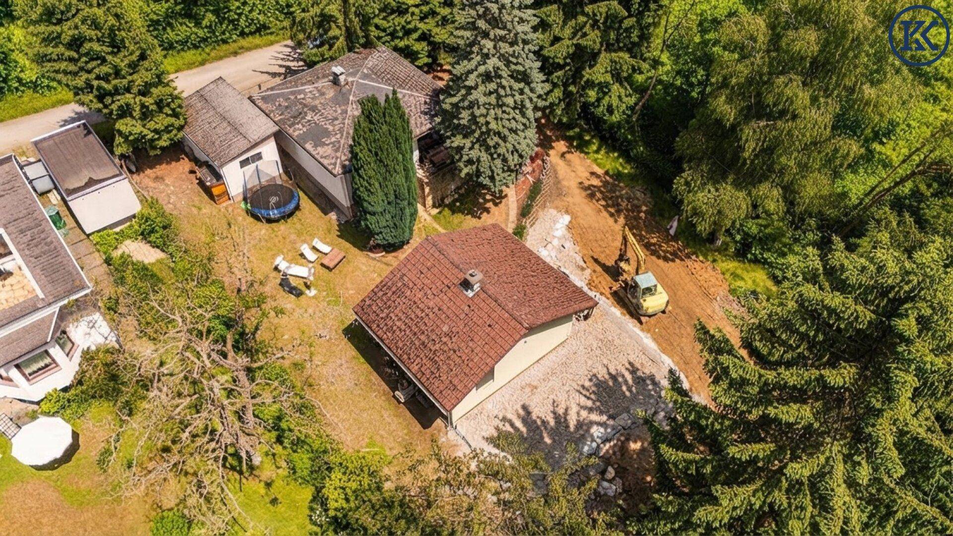 Vogelperspektive des Grundstücks mit Neubau und Erdarbeiten.