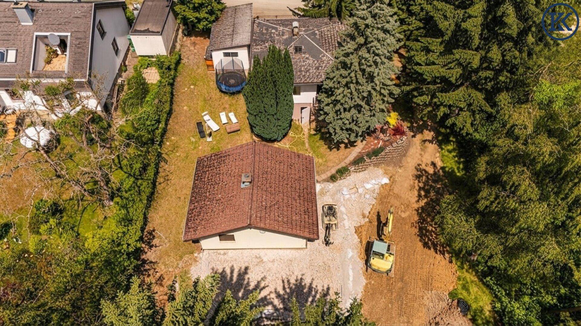 Übersicht des Anwesens mit bestehenden Gebäuden und Baustelle.