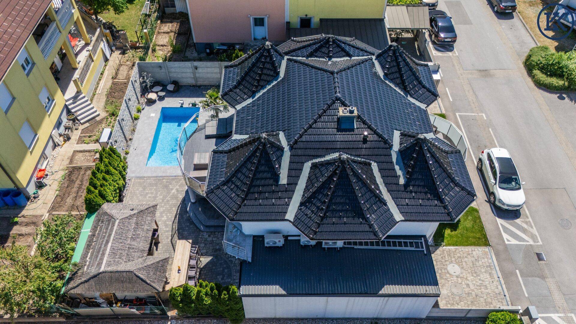 Luftaufnahme der Rückseite des Anwesens mit Pool und umliegender Wohnbebauung.