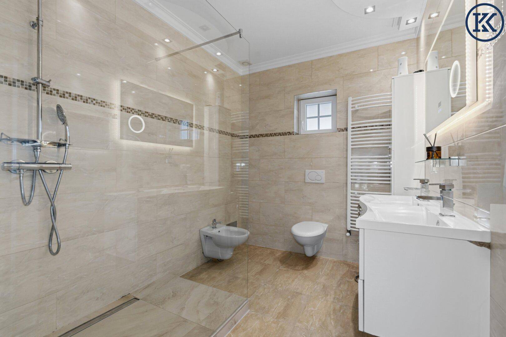 Modernes Badezimmer mit begehbarer Dusche, Doppelwaschbecken und Fenster.