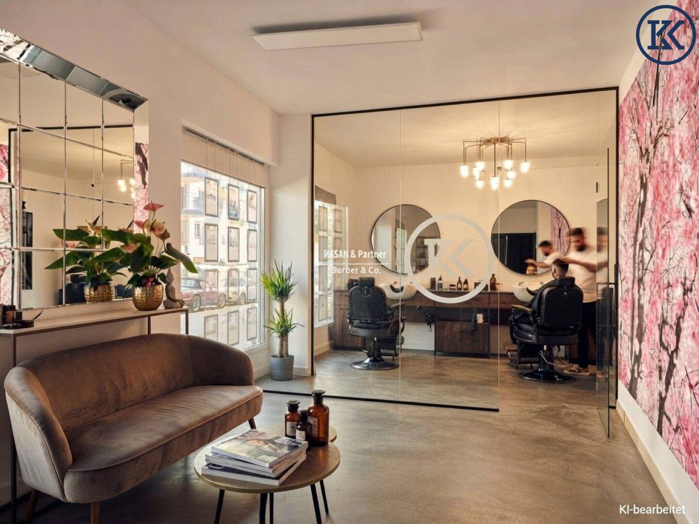 Moderner Friseursalon mit Wartebereich und separatem Arbeitsbereich hinter einer Glaswand.