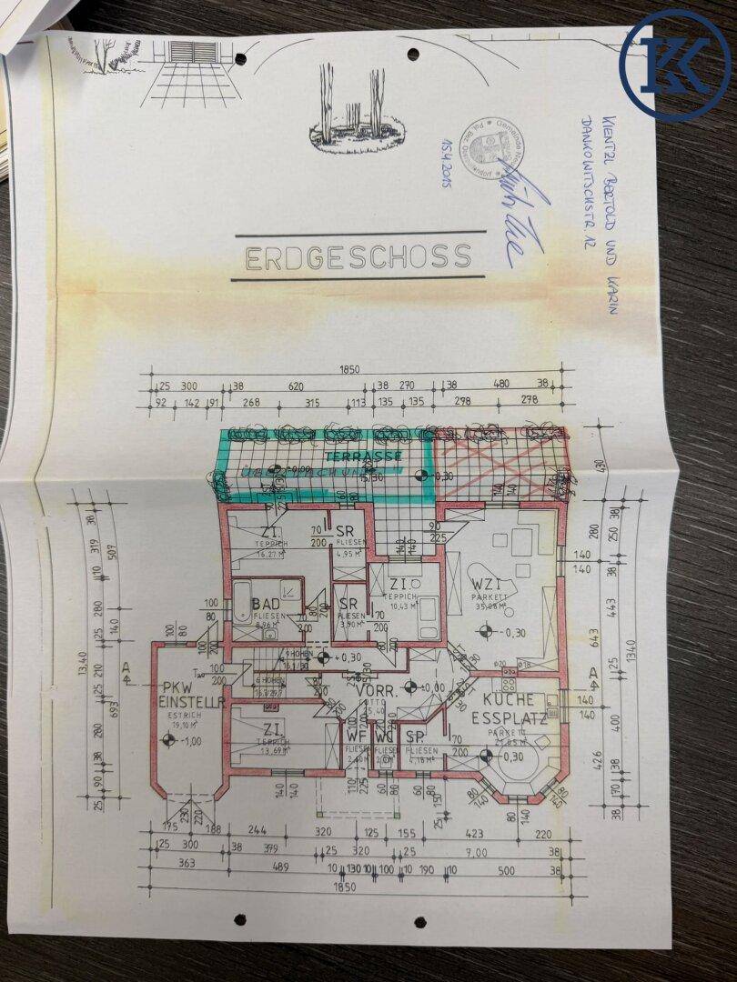 Gefalteter Grundriss des Erdgeschosses mit Terrasse, Küche, Bad und Parkplatz.