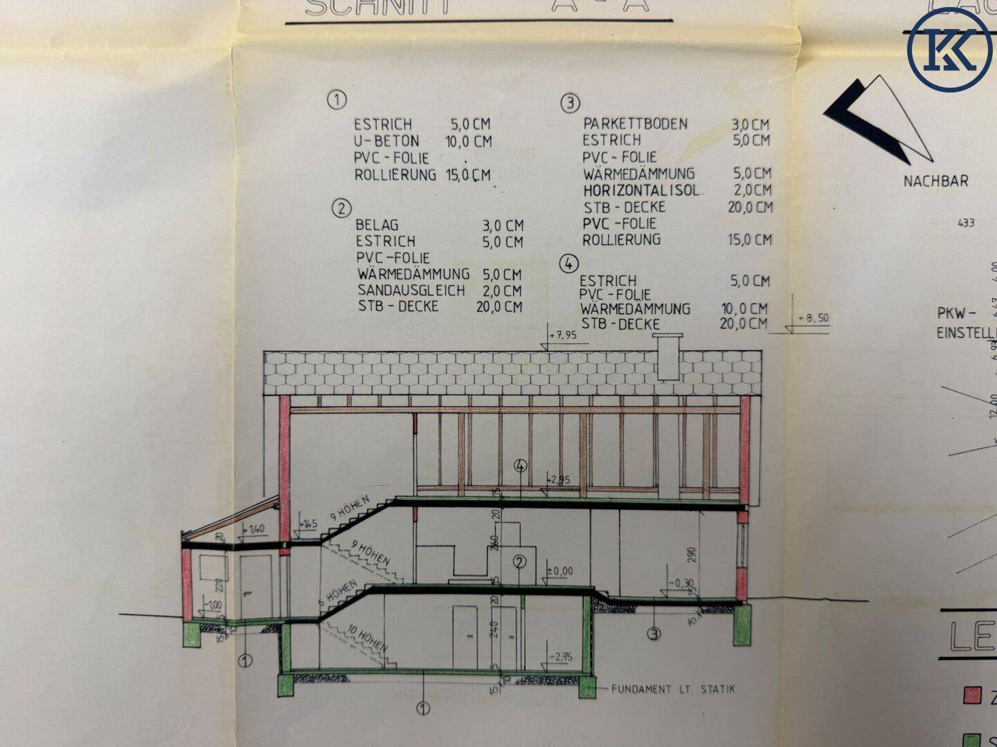 Schnittzeichnung des Gebäudes mit Details zu Estrich, Parkettboden und Dämmung.