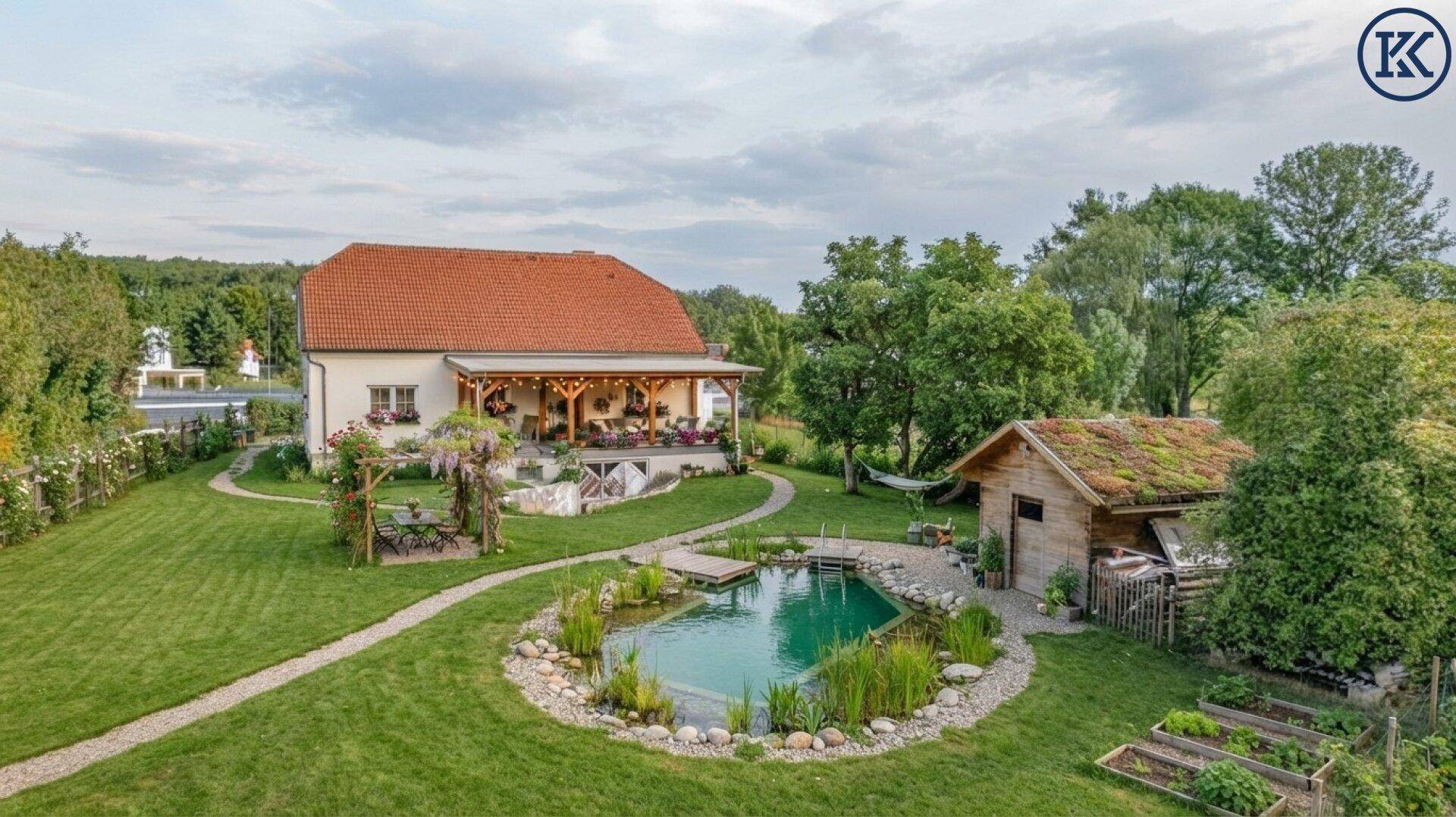 Idyllisches Haus mit weitläufigem Garten, Naturpool, Hochbeeten und überdachter Terrasse.