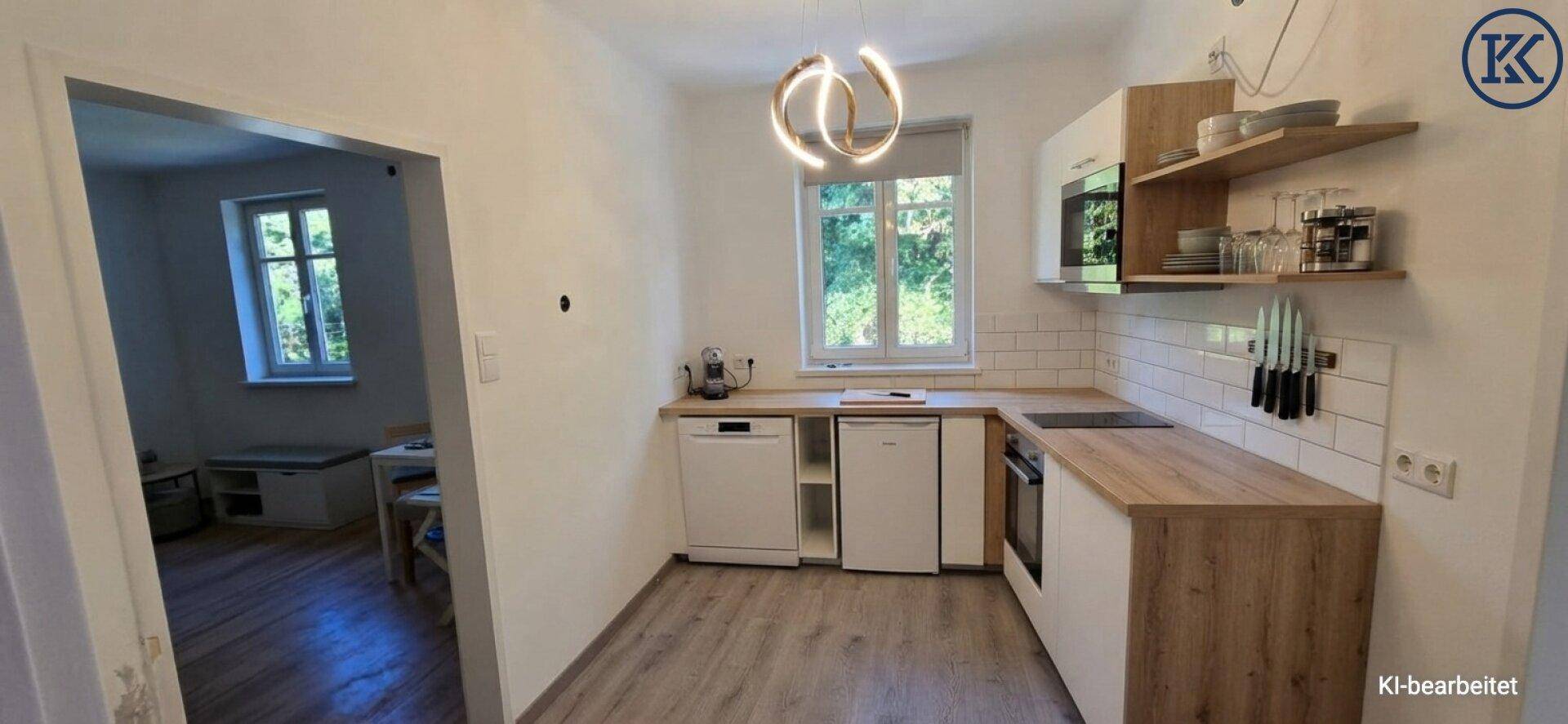 Funktionale Küche mit modernen Holz- und weißen Schränken, integrierten Geräten und Fenster.