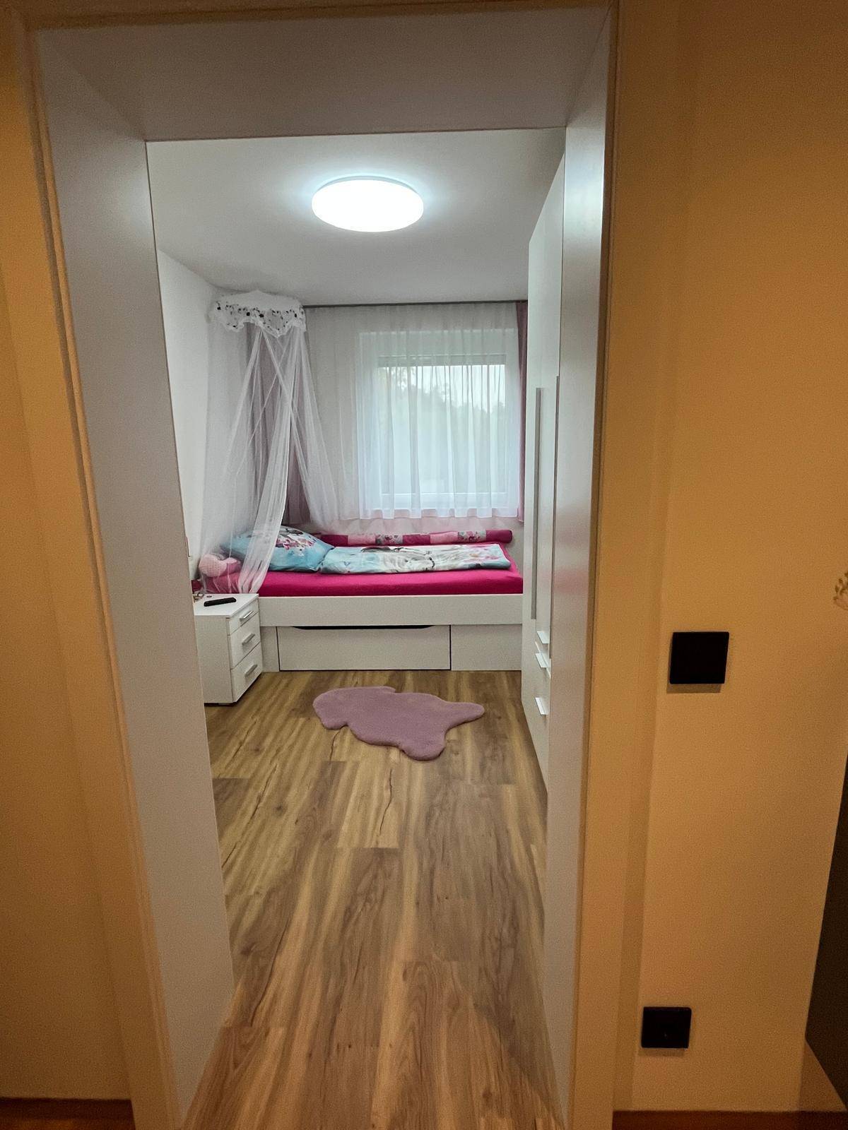 Kinderzimmer mit Einzelbett, Himmelbett und rosa Bettwäsche, ideal für ein junges Mädchen.