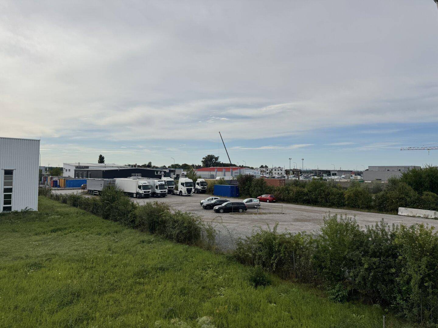 Bürostandort mit Mehrwert: Tankstelle, Waschplatz &amp; bis zu 800 m² Freifläche - Mehr