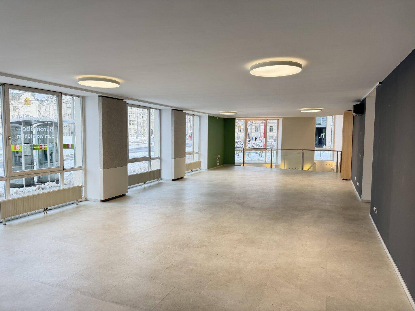 Geräumiger Bürobereich mit großen Fenstern und hellem Fliesenboden, bereit für individuelle Gestaltung.
