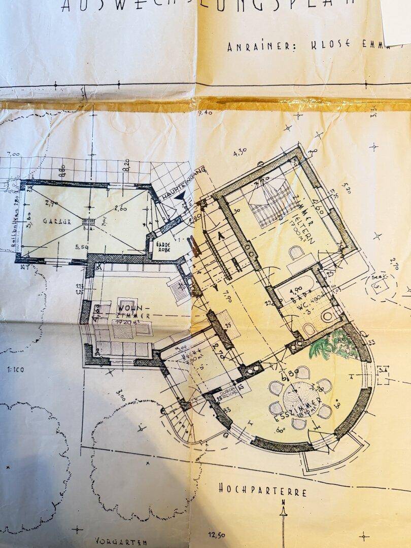 Historischer Grundriss des Hochparterres mit Wohnzimmer, Esszimmer, Garage und WC.