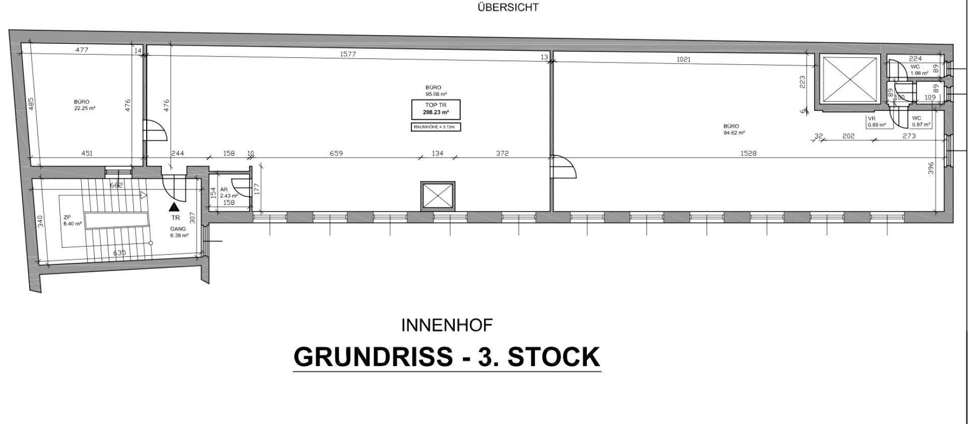 Grundriss des dritten Stocks mit mehreren Büroräumen und einem langen Flur, inklusive Maßen.