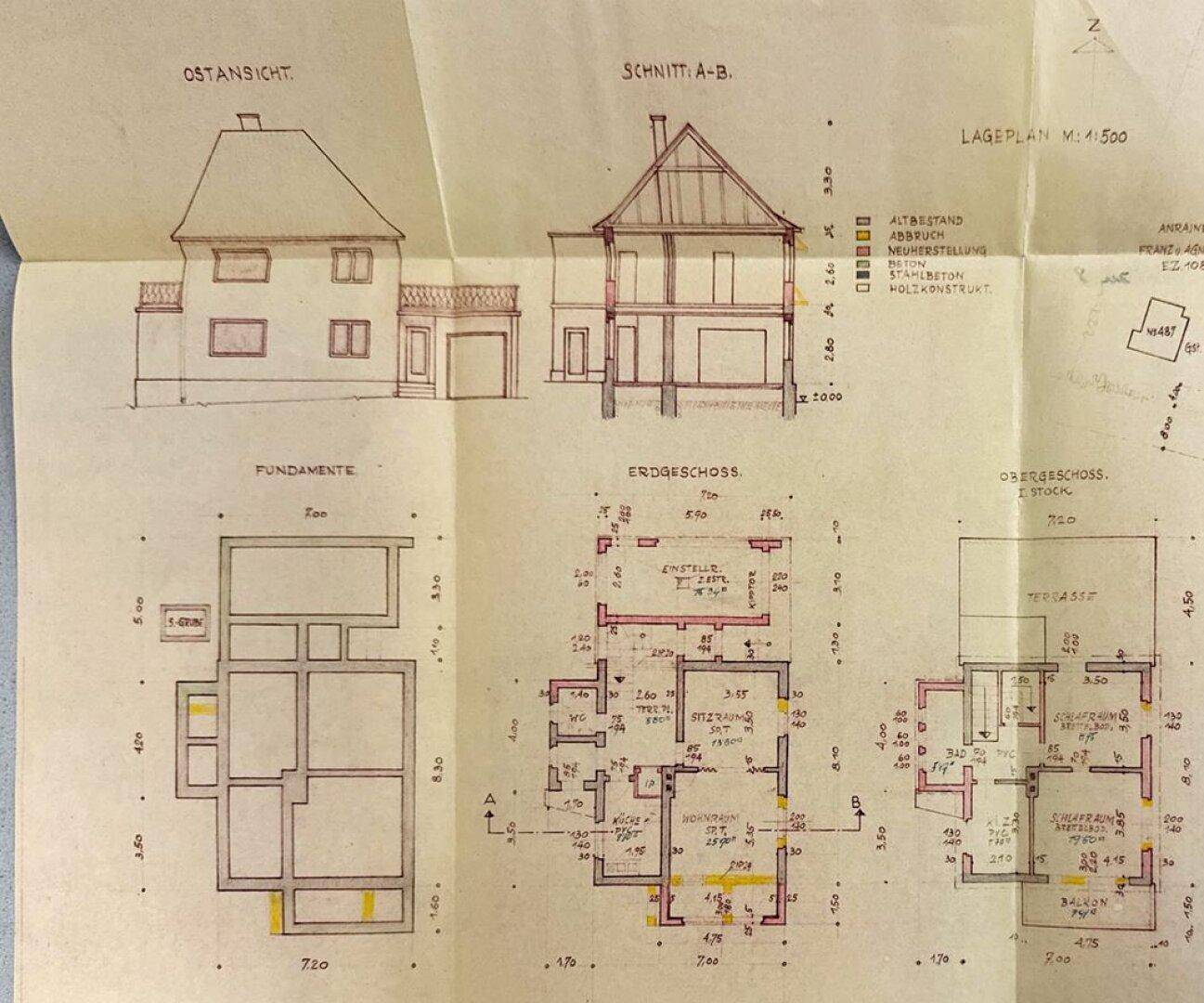Historischer Lageplan und Schnittzeichnungen des Gebäudes mit Grundrissen.
