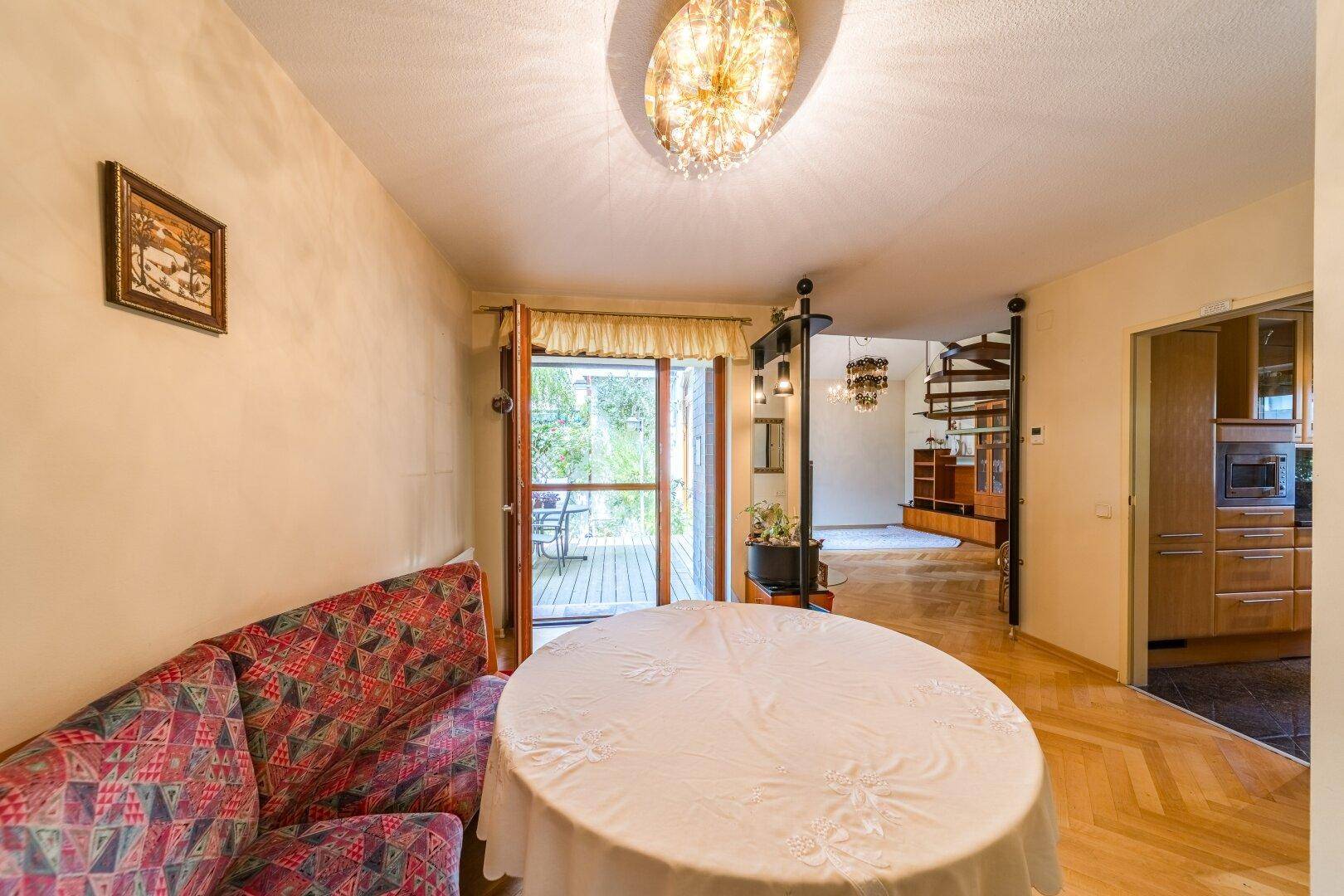 Gemütlicher Essbereich mit Zugang zur Terrasse und Blick in den Garten.