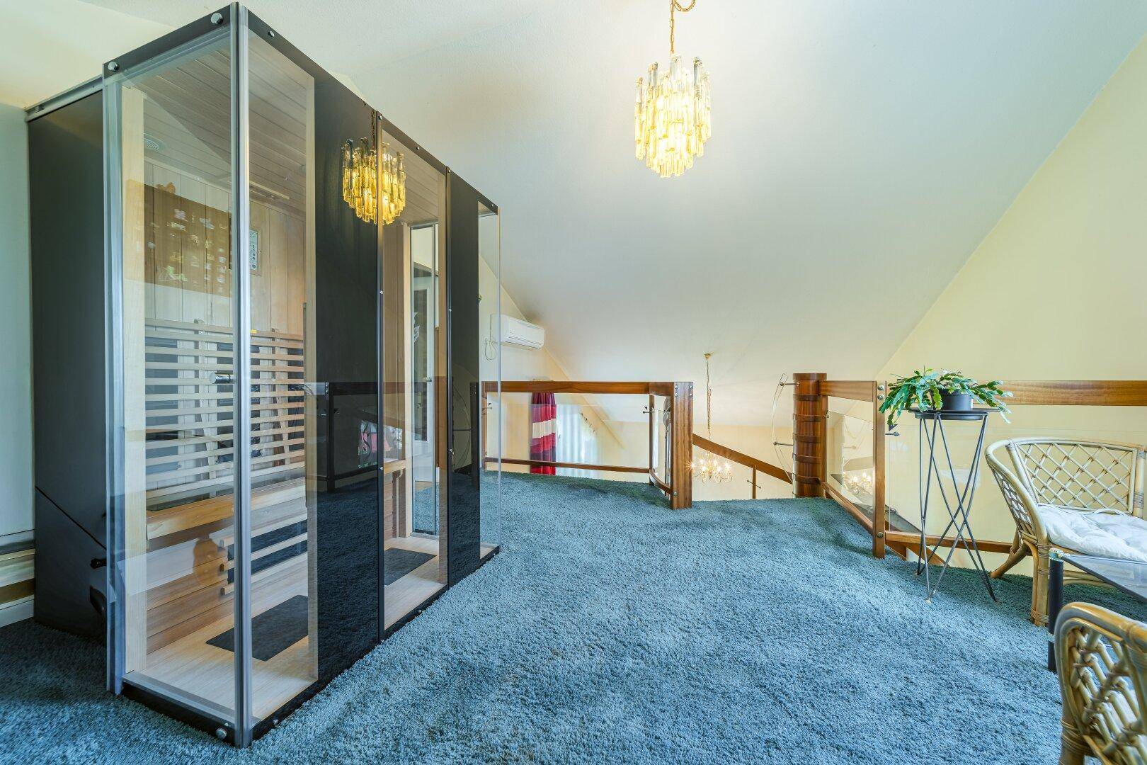 Offene Galerie im Dachgeschoss mit Infrarotsauna und Teppichboden.