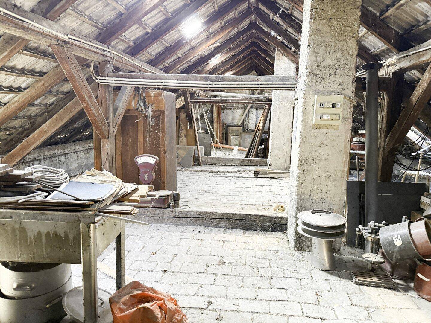Großer Dachboden mit Holzdachstuhl, alten Geräten und viel Potenzial.