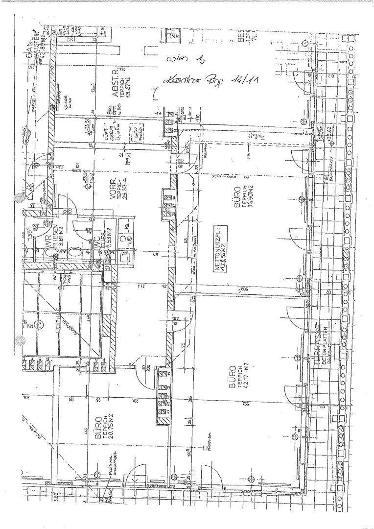 Detaillierter Grundriss mit mehreren Büroräumen und Sanitäranlagen.
