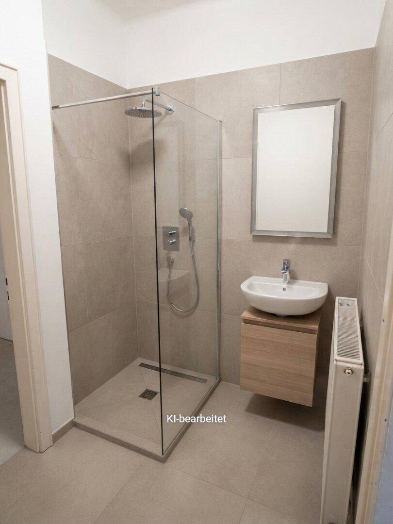 Modernes Badezimmer mit beigefarbenen Fliesen, ebenerdiger Dusche und schwebendem Waschtisch.