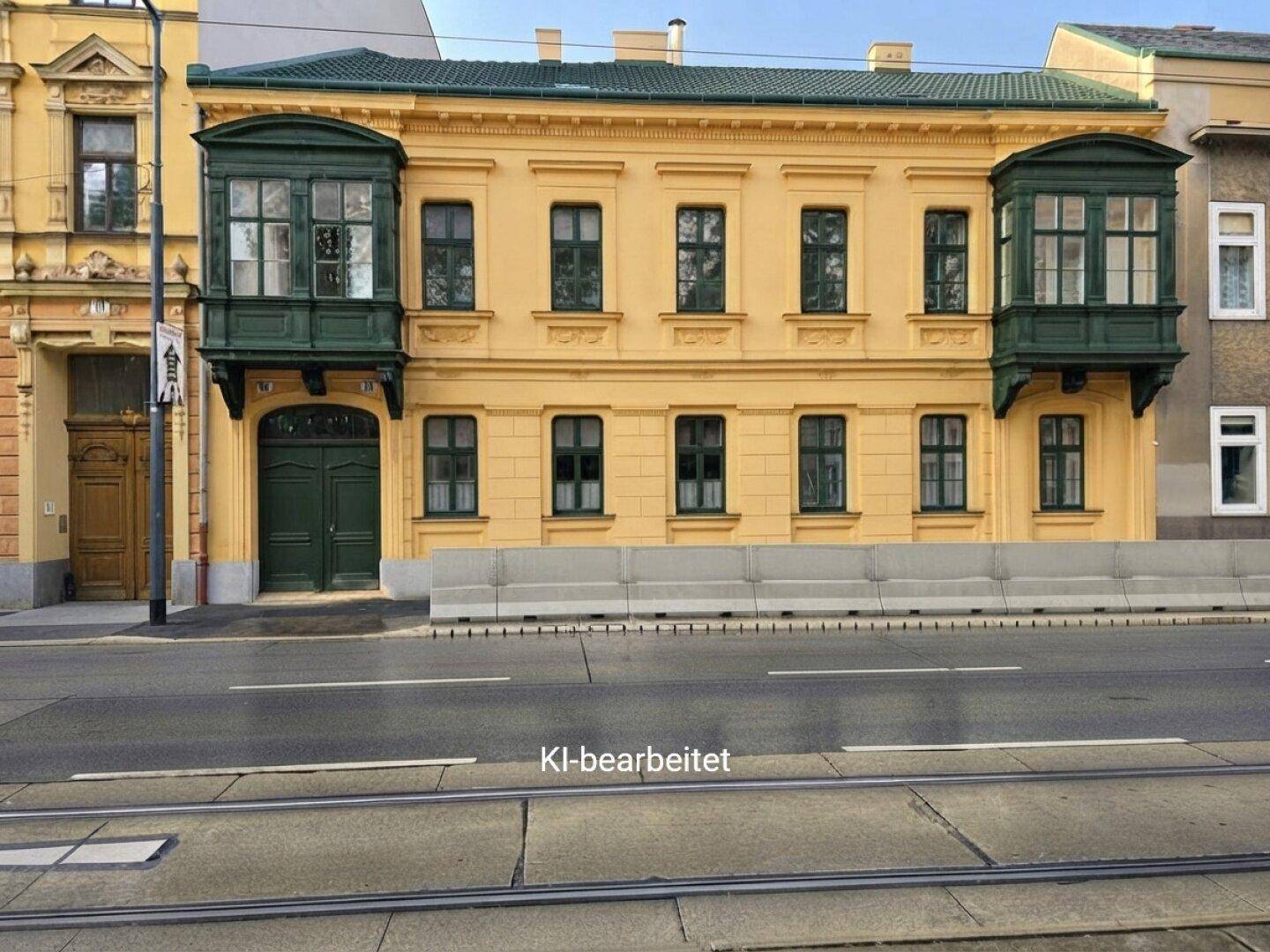 KI-bearbeitete Ansicht eines historischen Gebäudes mit gelber Fassade und grünen Holzerkern.