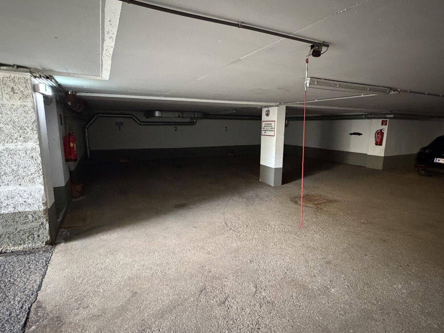 Tiefgarage mit ausreichend Stellplätzen und guter Beleuchtung.