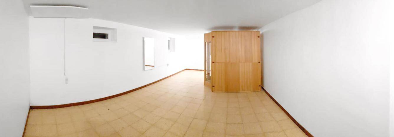 Geräumiger Kellerraum mit Fliesenboden und kleinem Fenster, ideal als Abstellraum.
