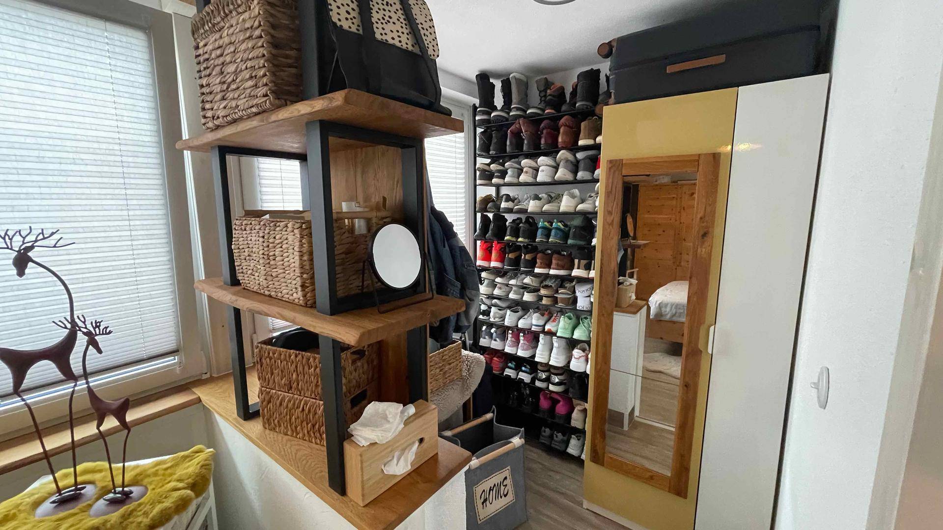 Detaillierter Blick in den begehbaren Kleiderschrank mit Regalen und Spiegel.
