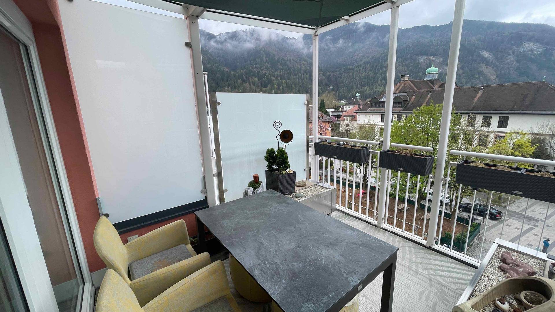 Modernisierte zentrale 2-Zimmer-Wohnung mit Balkon und Festungsblick - Ansicht 3