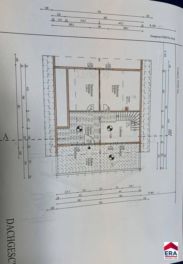 Grundriss des Dachgeschosses mit zwei Schlafzimmern, einem Badezimmer und sichtbaren Dachschrägen.