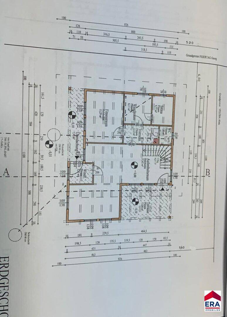 Grundriss des Erdgeschosses mit offenem Wohnbereich, Küche, Gäste-WC und direktem Zugang zu Terrasse und Garten.