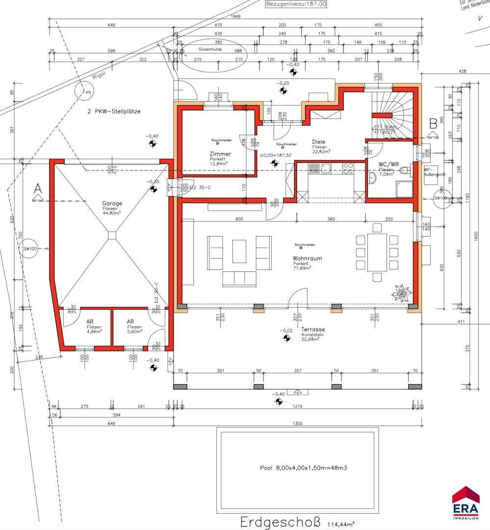 Grundriss des Erdgeschosses mit Wohnraum, Küche, Garage und Terrasse.