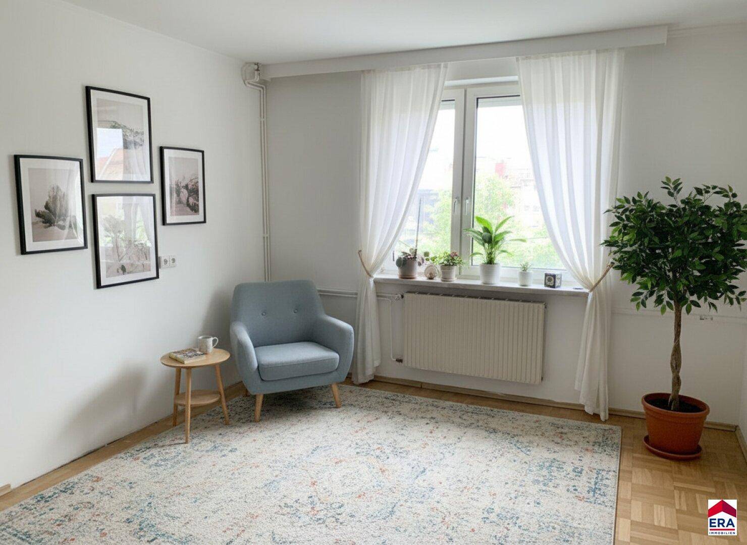 Helles Wohnzimmer mit Parkettboden, einem bequemen Sessel und einem großen Fenster mit Vorhängen.